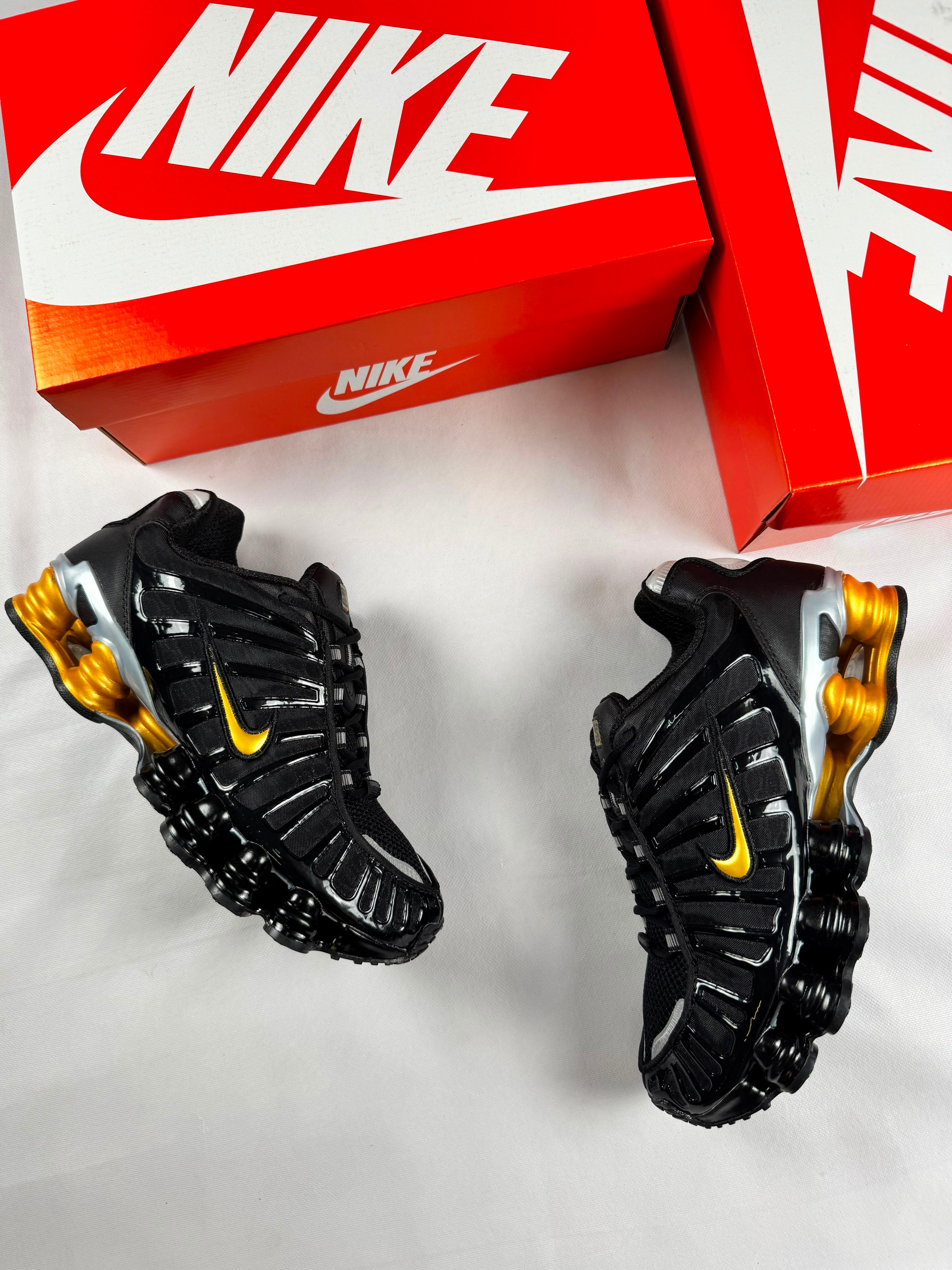 Zapatillas Nike shox negras y dorado (alta gama)