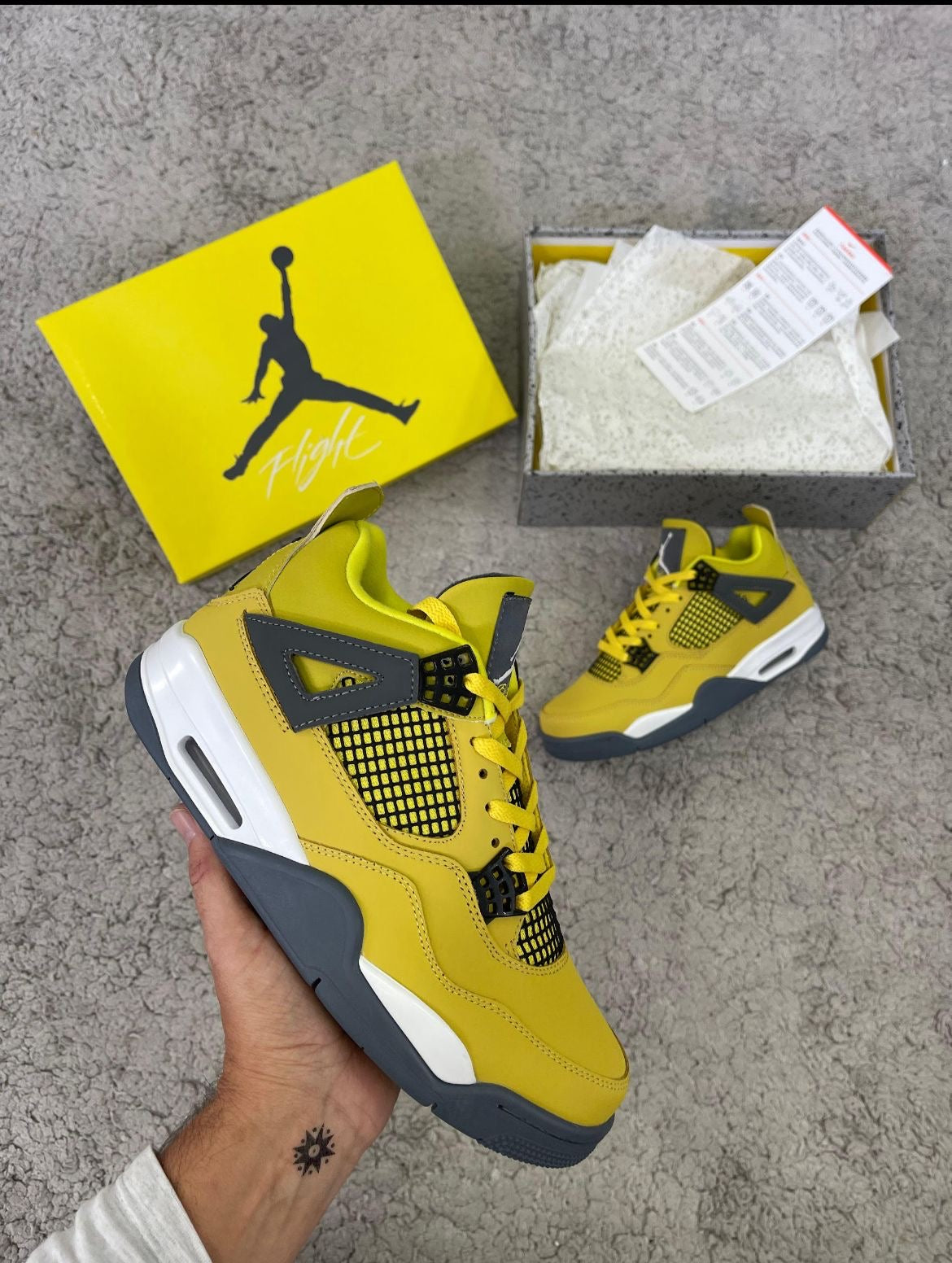 Zapatillas Jordan 4 color mostaza