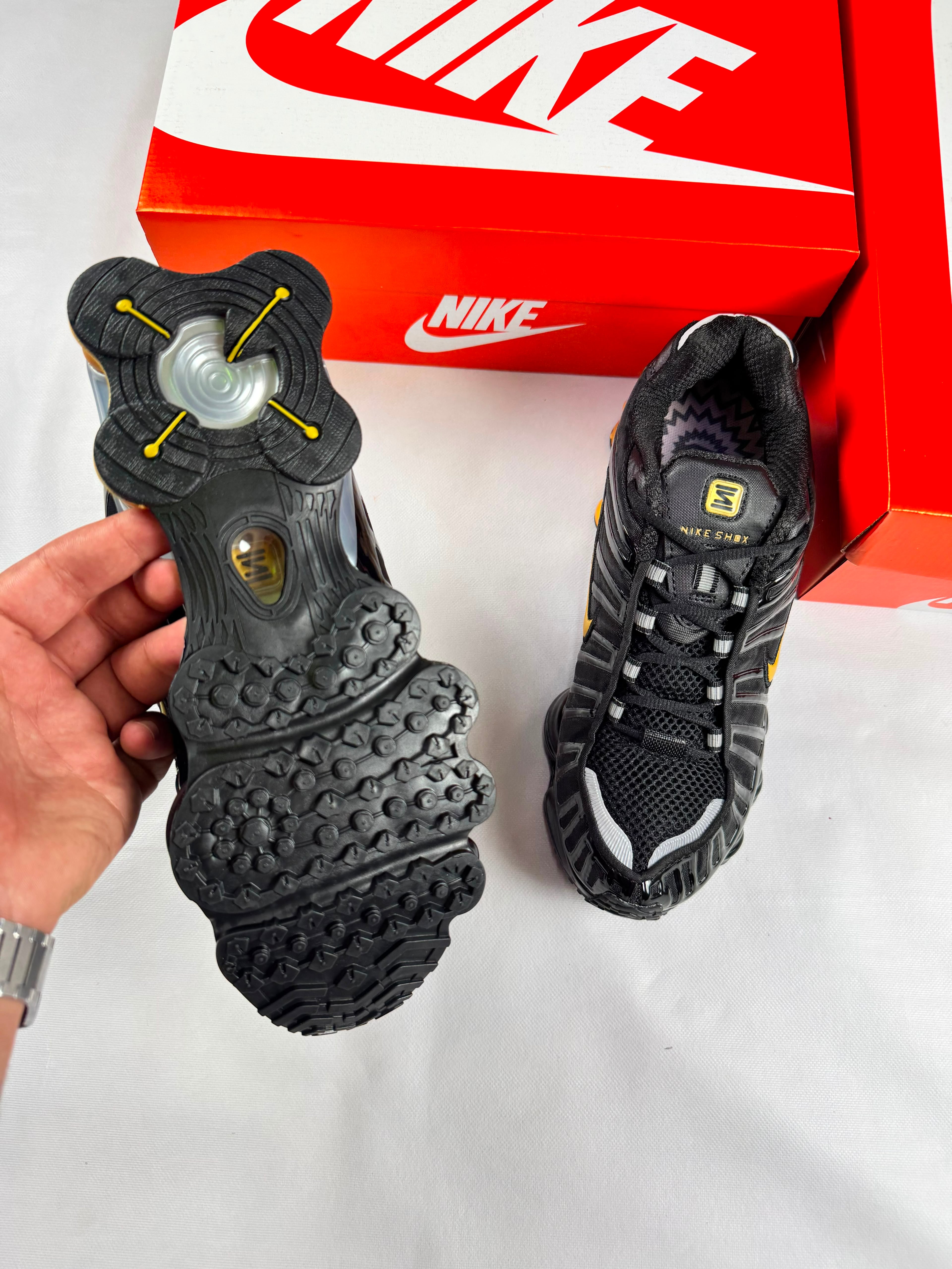 Zapatillas Nike shox negras y dorado (alta gama)