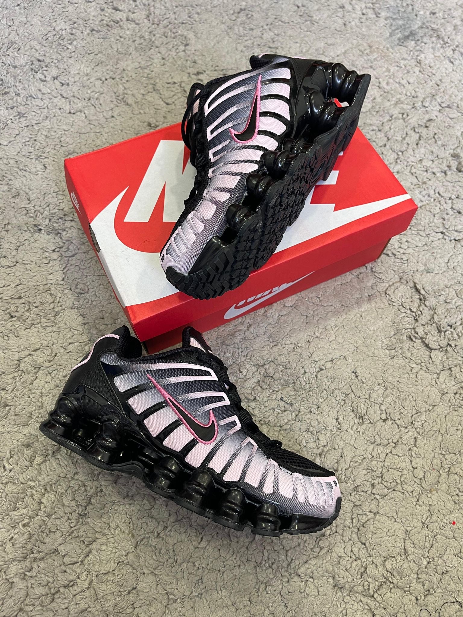 NIKE SHOX NEGRA ROSAS(CALIDAD MEDIA)