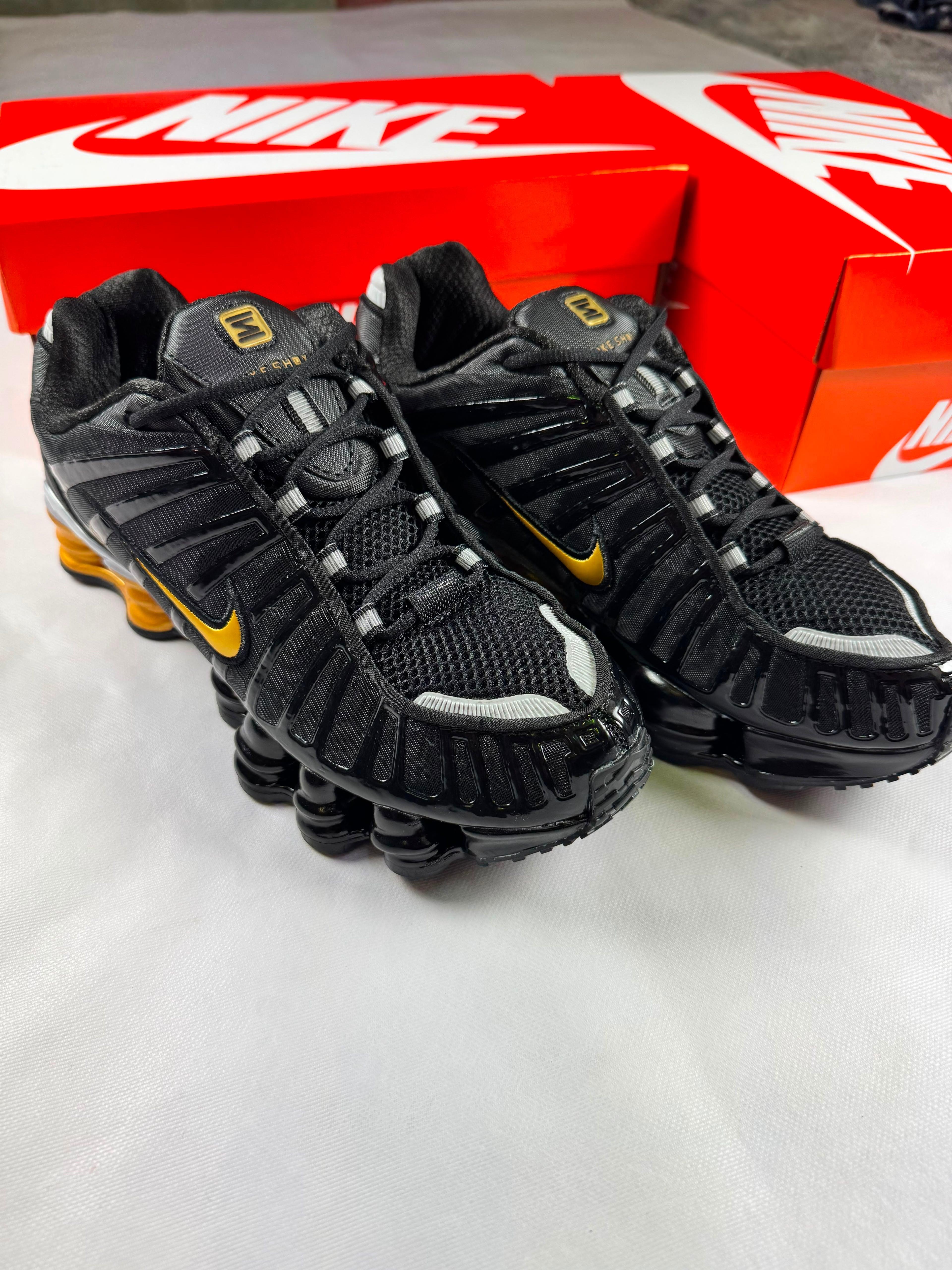 Zapatillas Nike shox negras y dorado (alta gama)