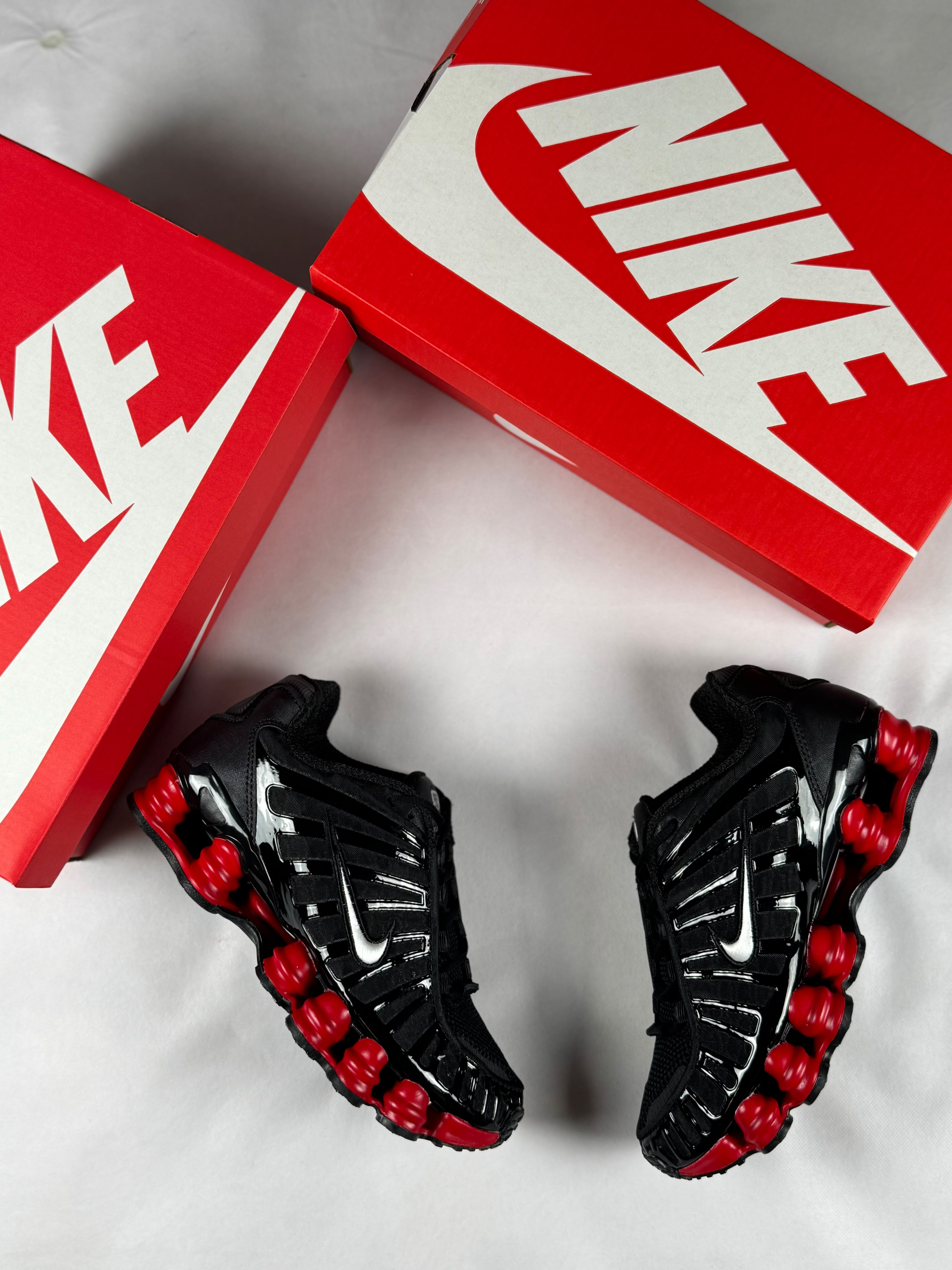 NIKE SHOX NEGRA Y ROJO