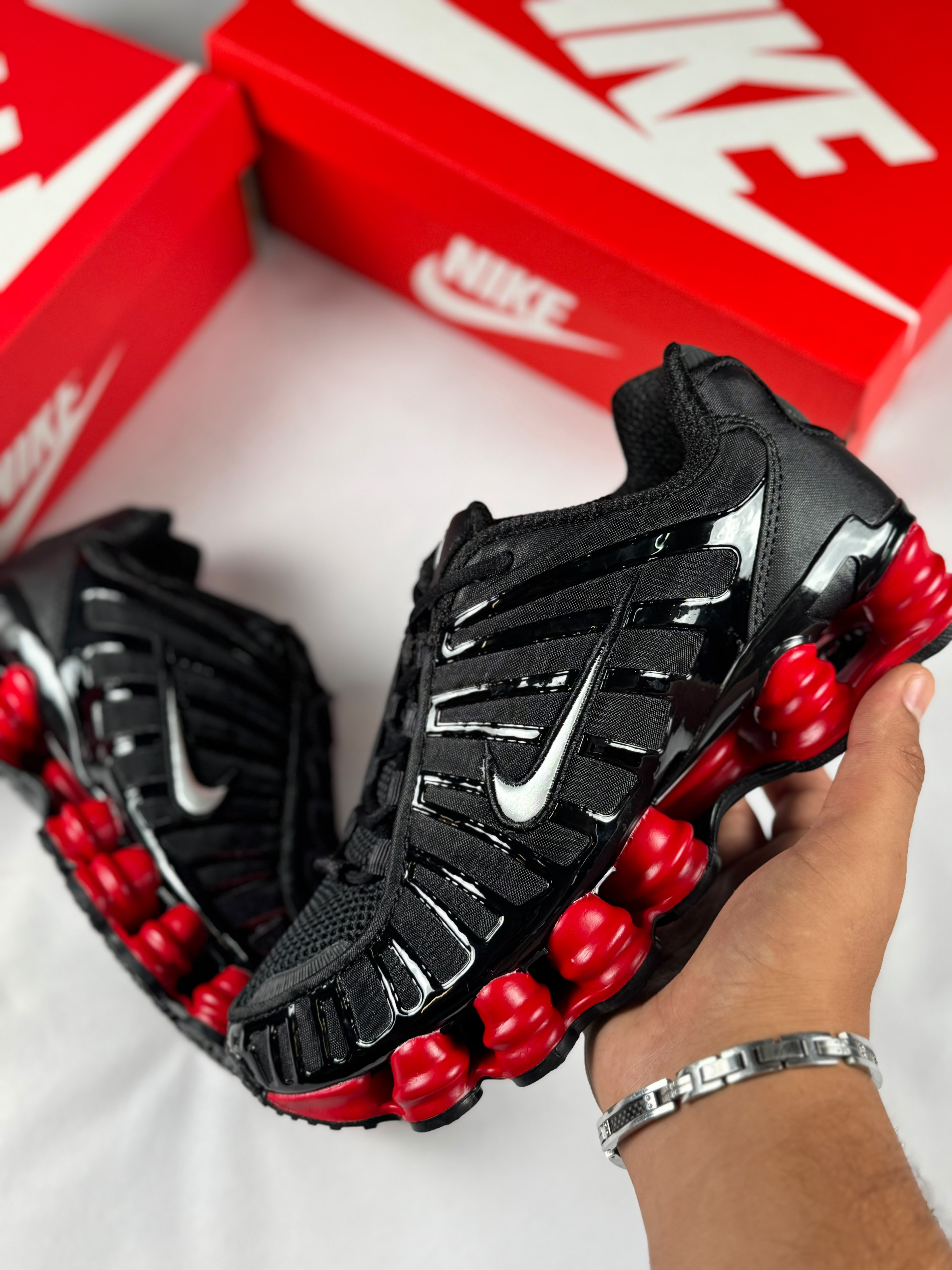 NIKE SHOX NEGRA Y ROJO