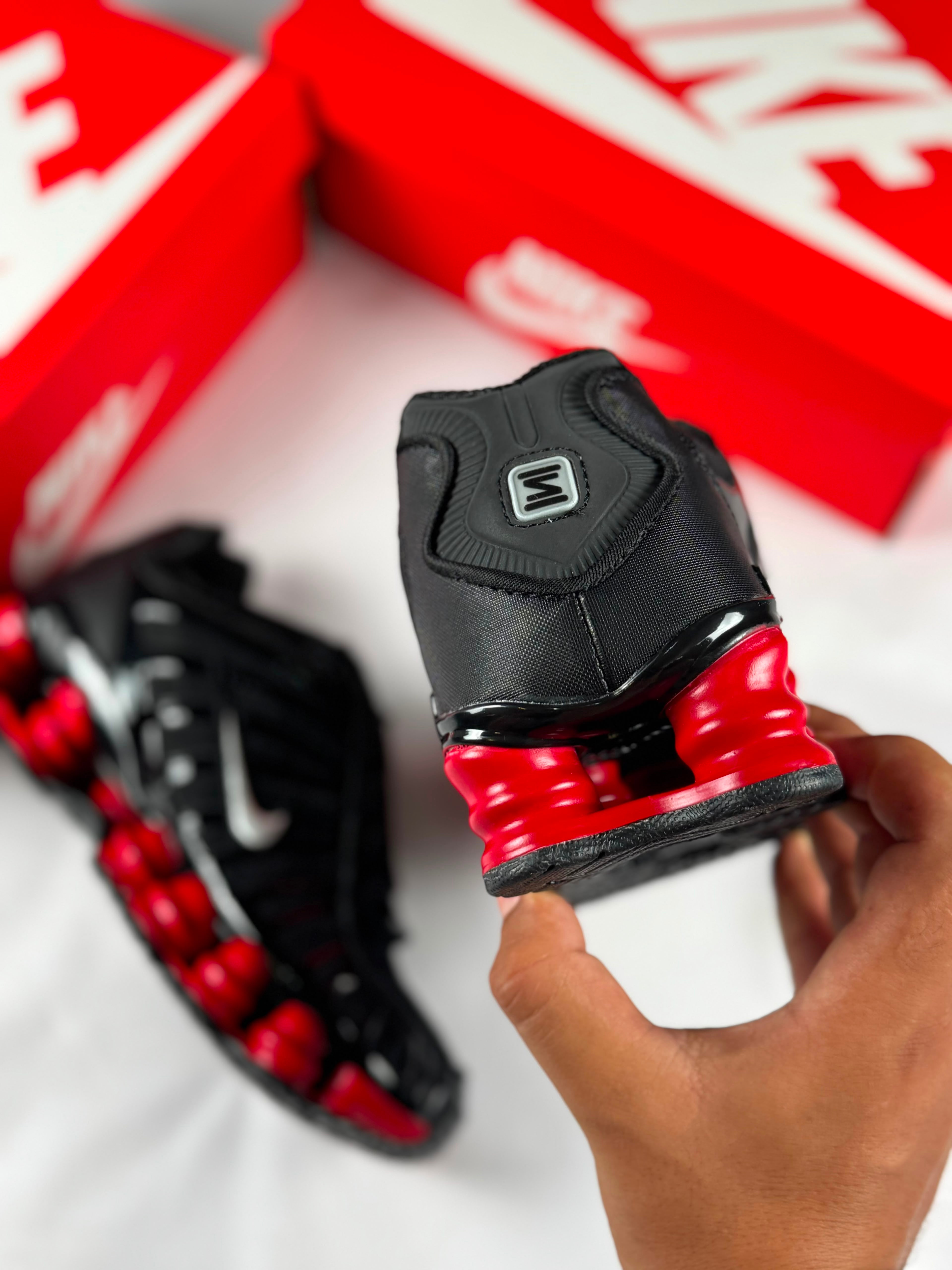 NIKE SHOX NEGRA Y ROJO
