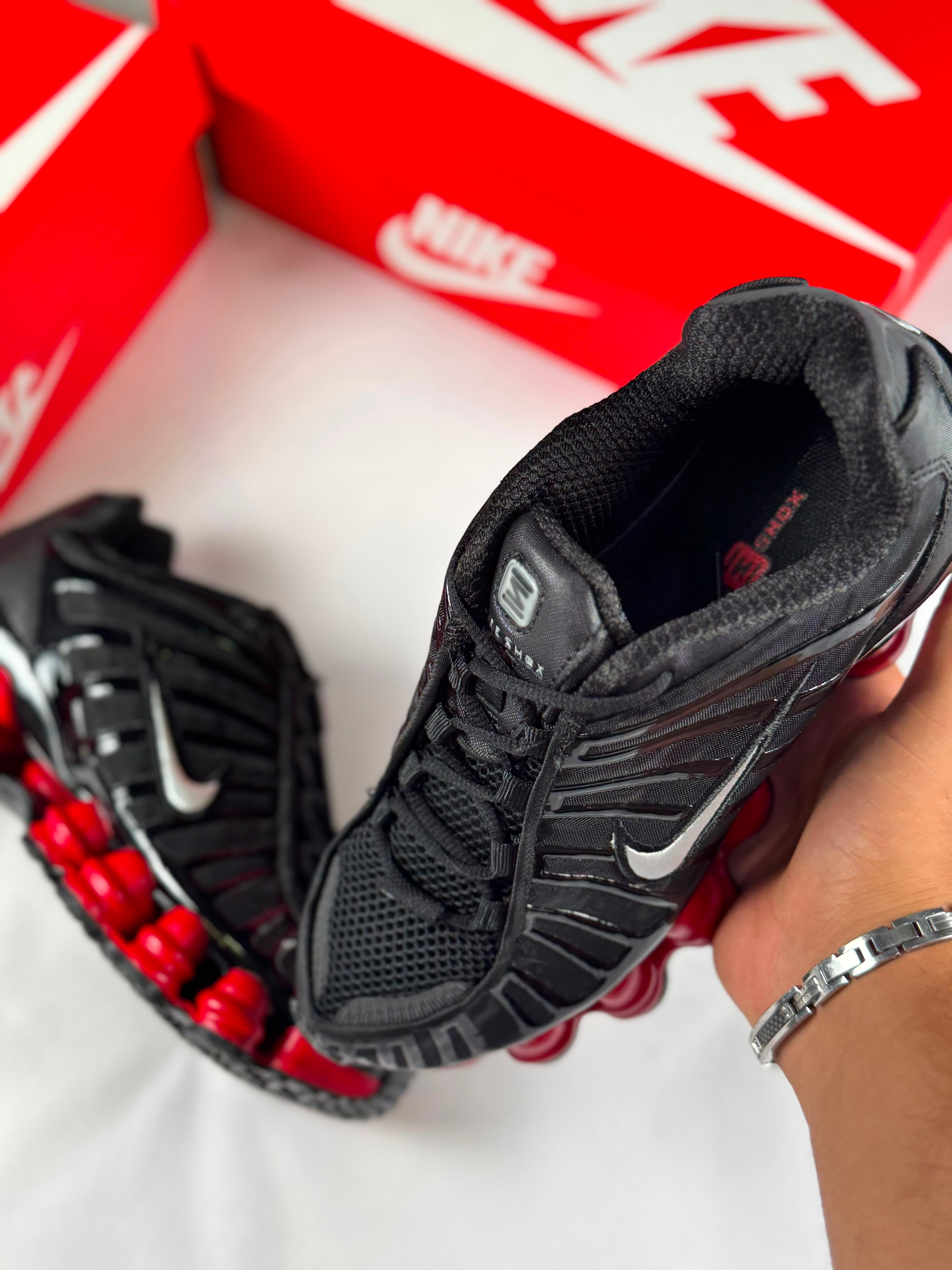 NIKE SHOX NEGRA Y ROJO