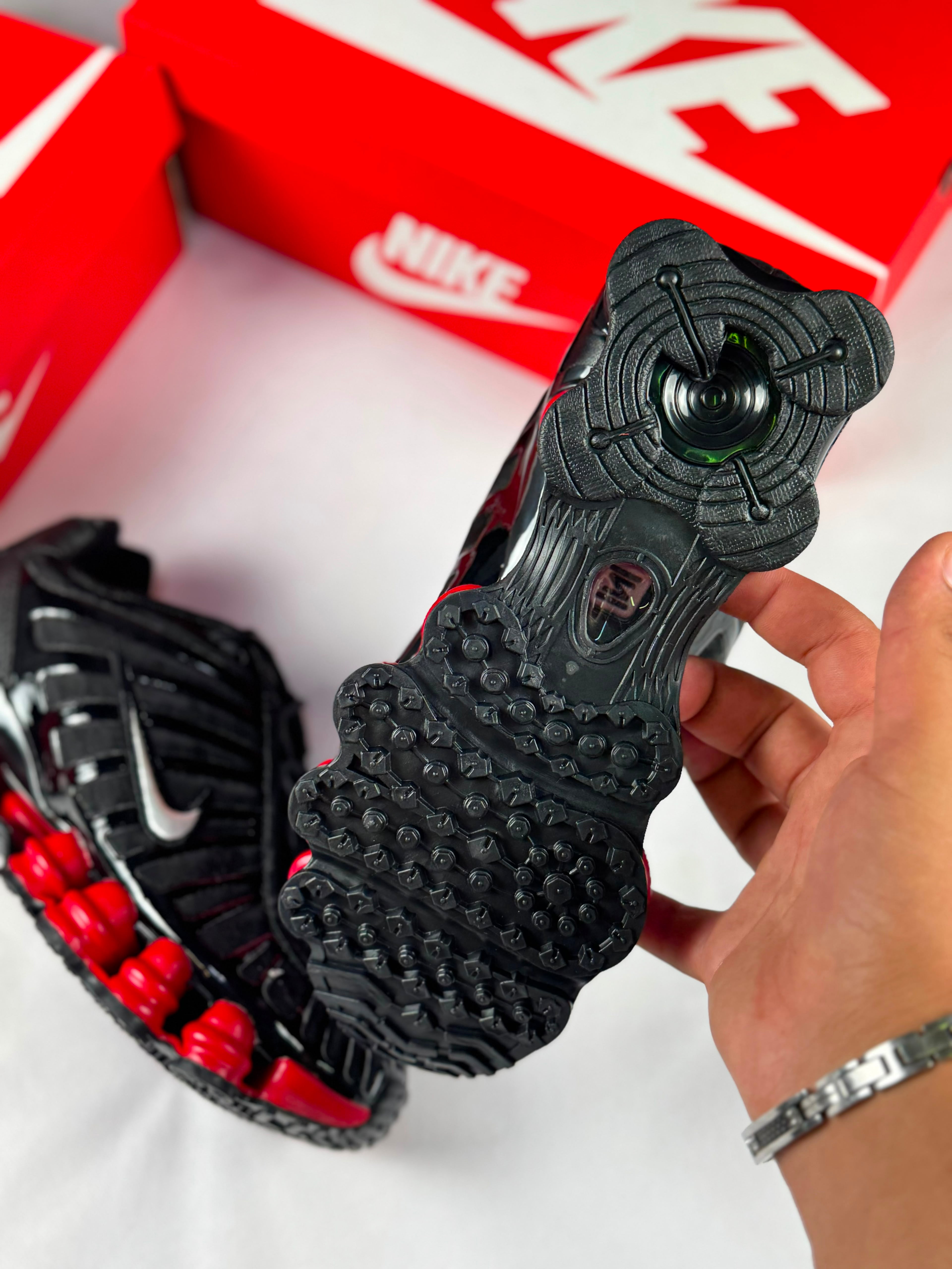 NIKE SHOX NEGRA Y ROJO