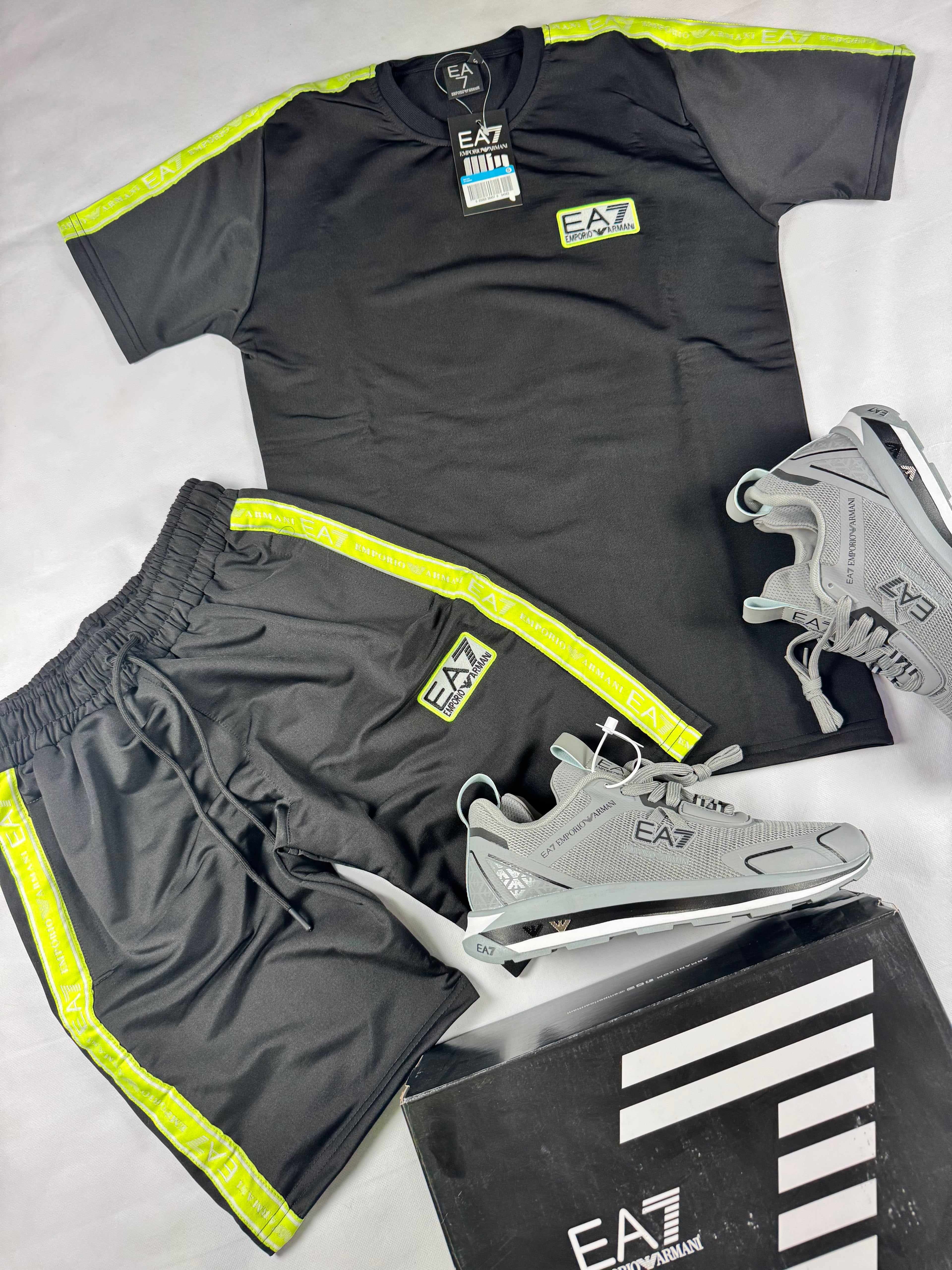 Conjunto negro con amarillo y zapatillas grises  armani
