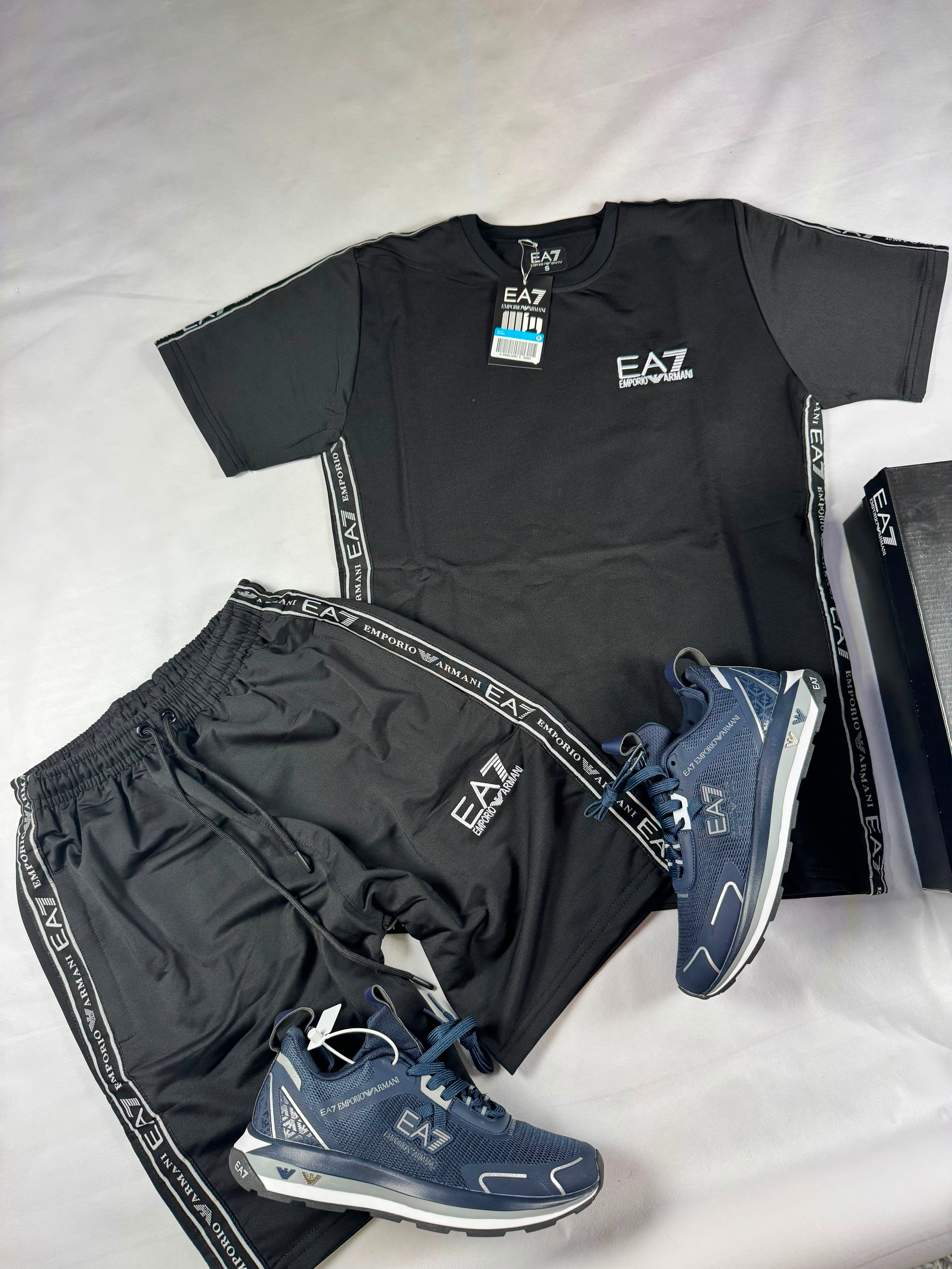 Conjunto negro y zapatillas azules  armani