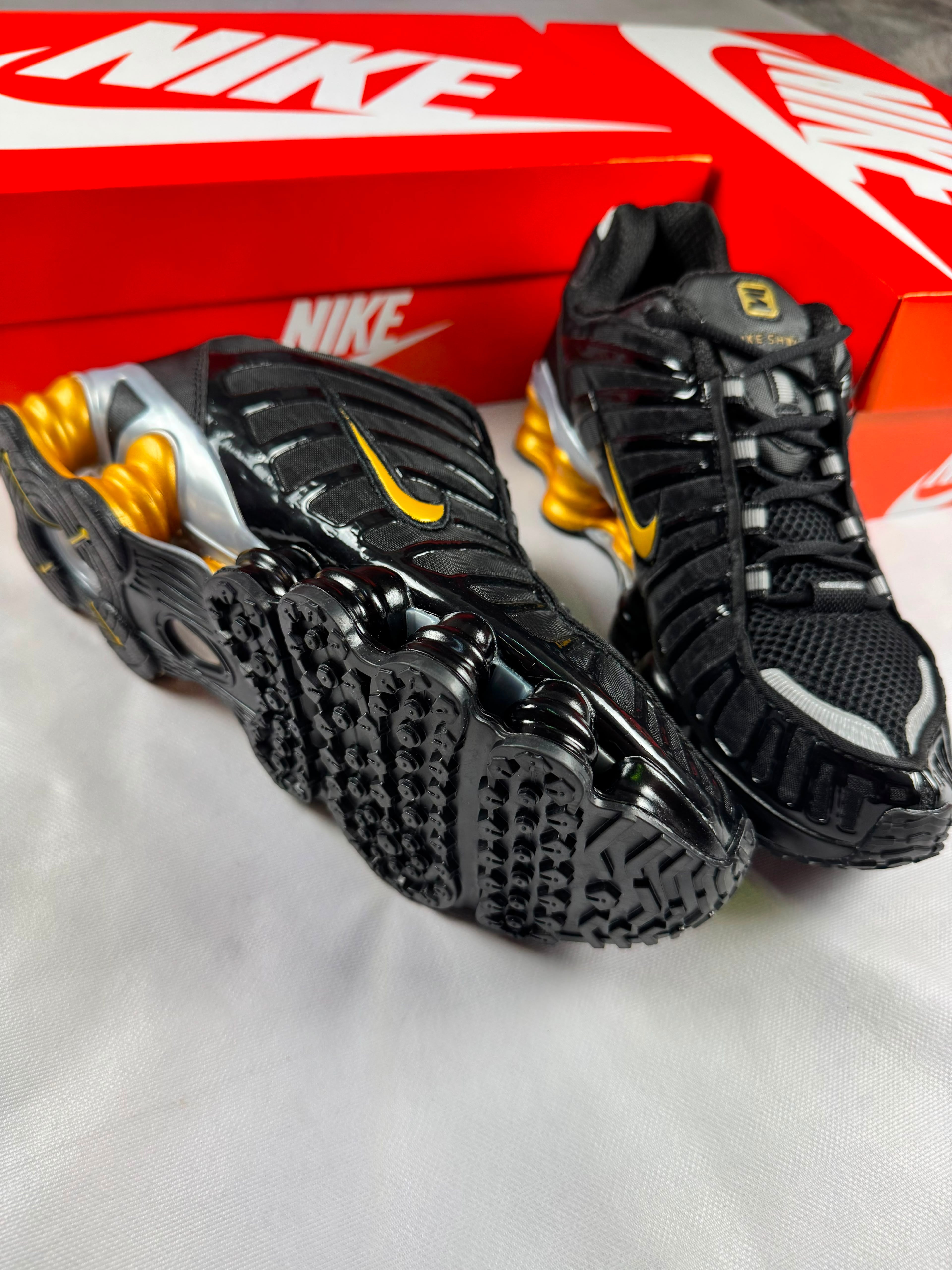 Zapatillas Nike shox negras y dorado (alta gama)