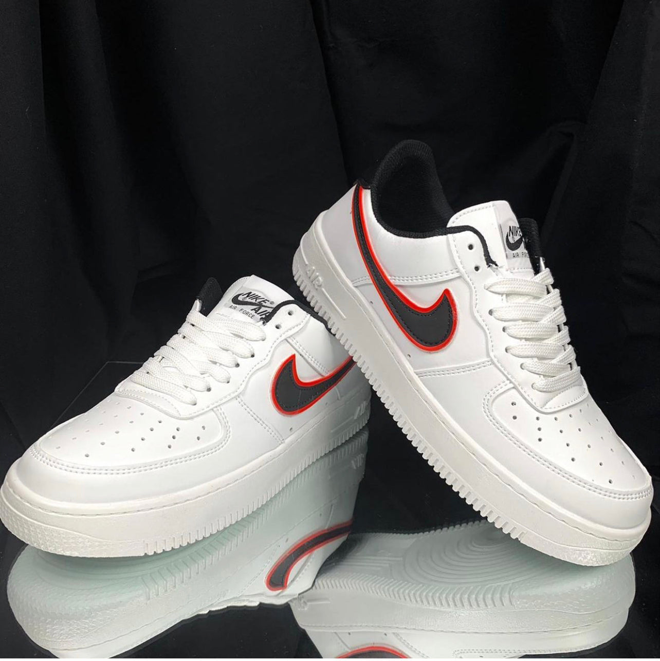 Zapatillas Air Force Blancas logo rojo