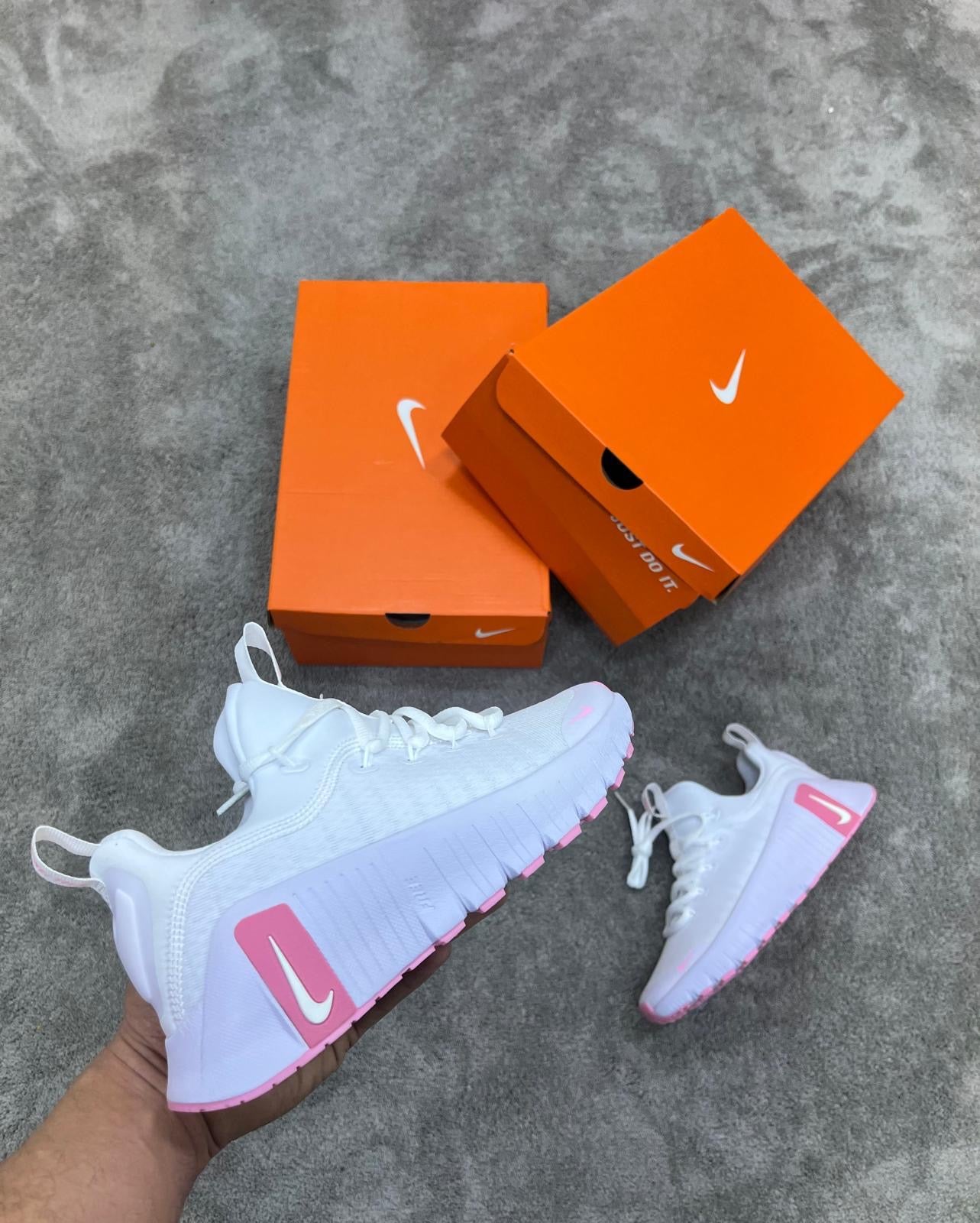 Nike free Metcon máxima calidad. Rosa y blanco