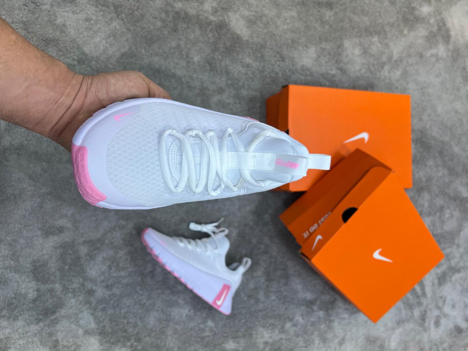 Nike free Metcon máxima calidad. Rosa y blanco