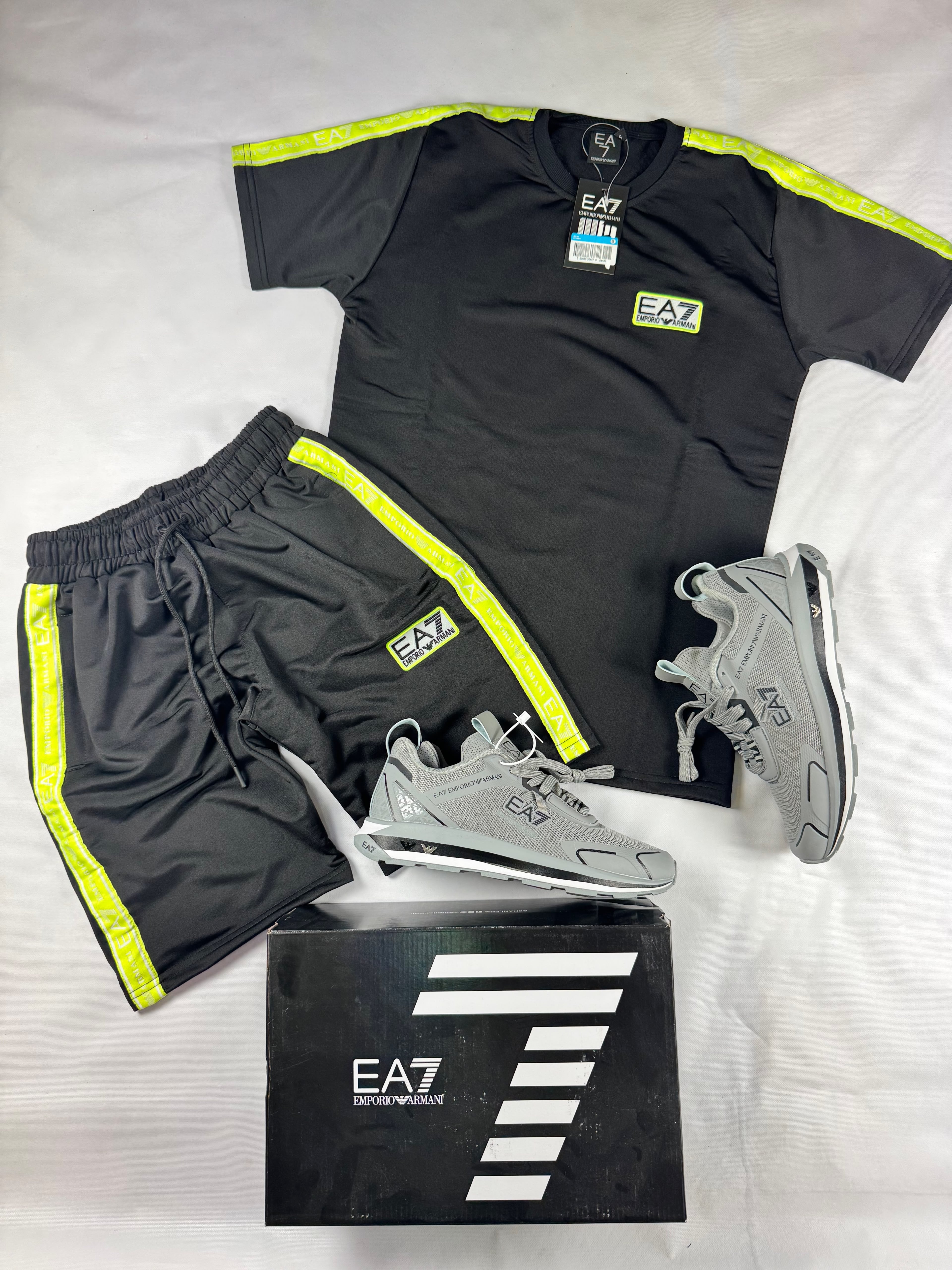 Conjunto negro con amarillo y zapatillas grises  armani