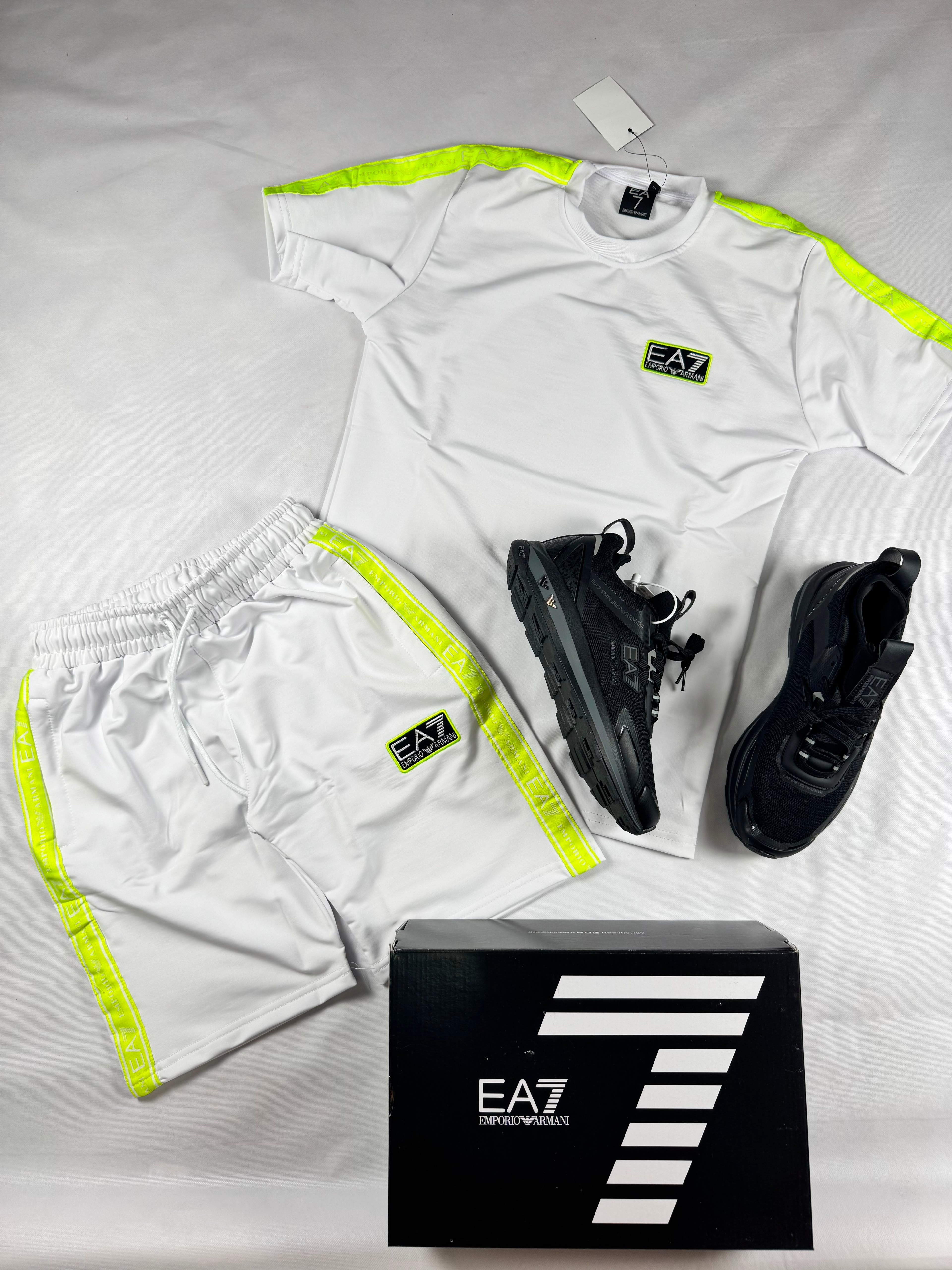 Conjunto blanco con amarillo y zapatillas negras armani