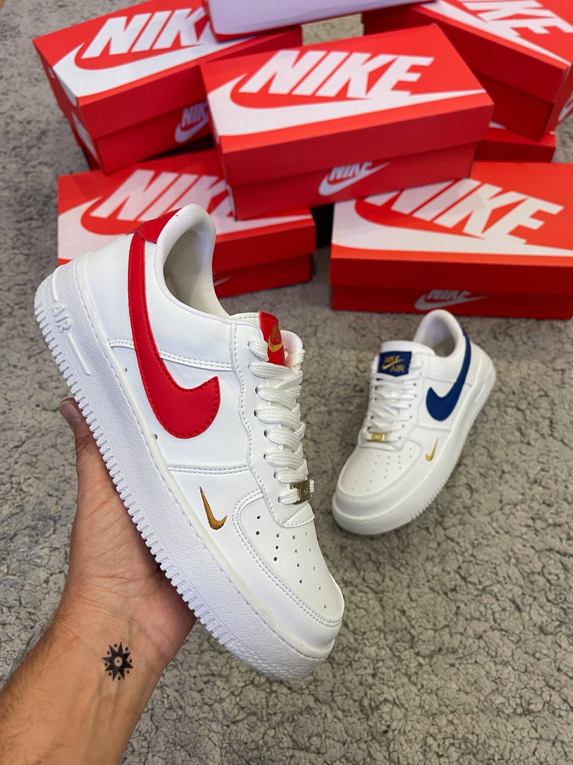 Zapatillas Air Force Blancas logo rojo