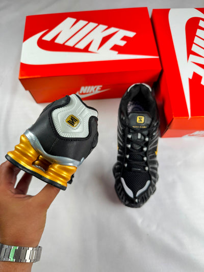 Zapatillas Nike shox negras y dorado (alta gama)