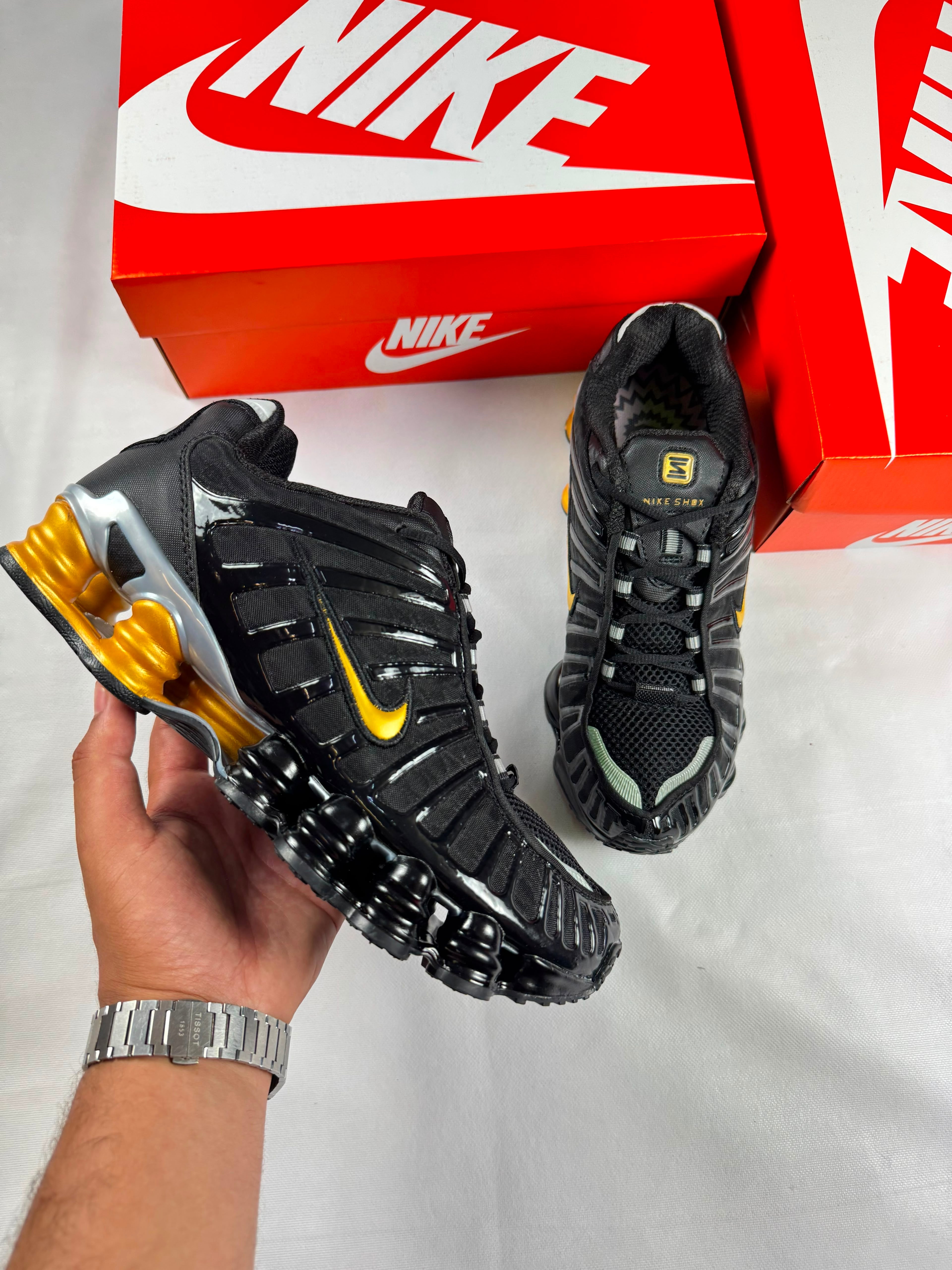 Zapatillas Nike shox negras y dorado (alta gama)