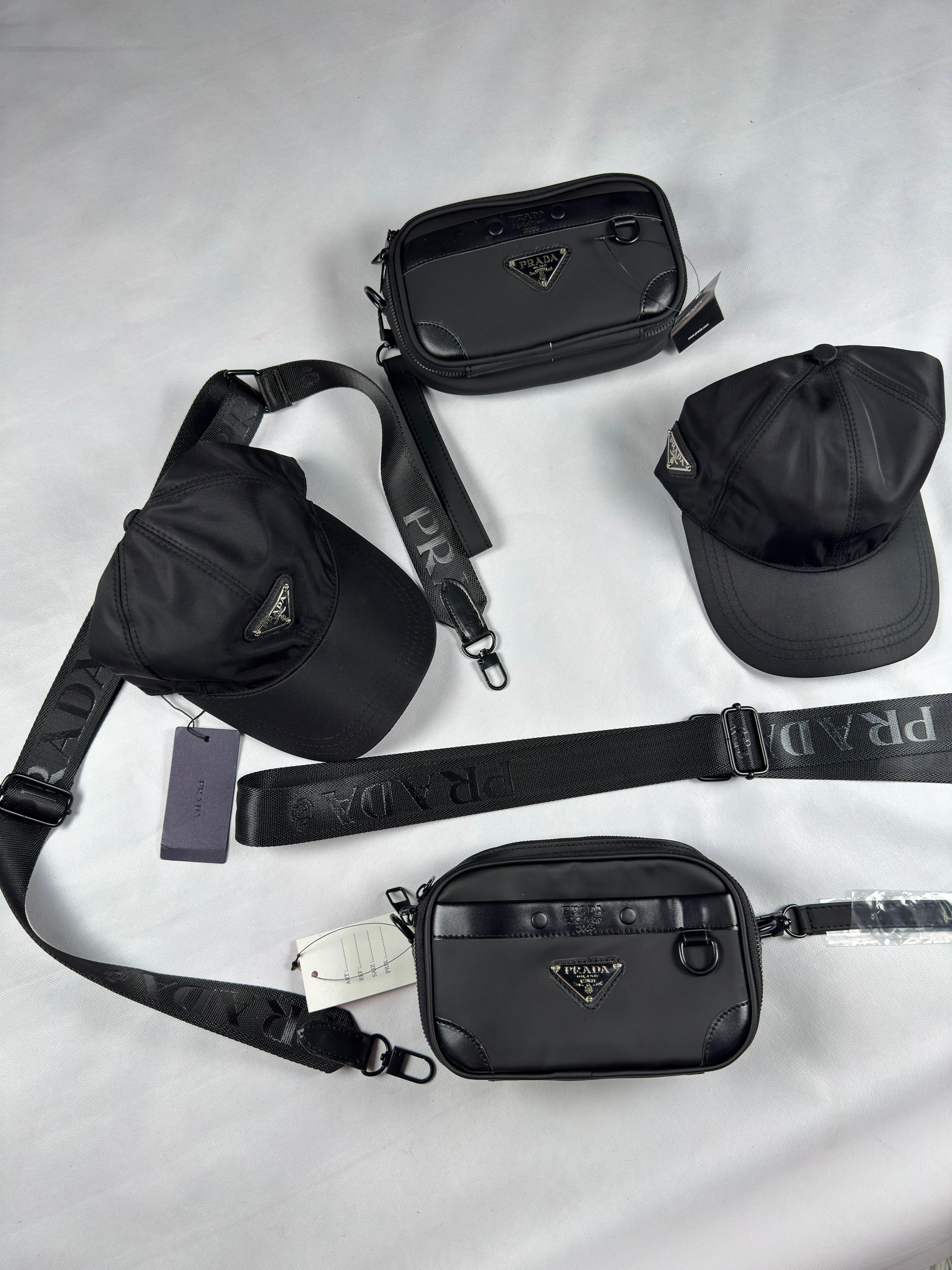 Bandolera y gorra Prada