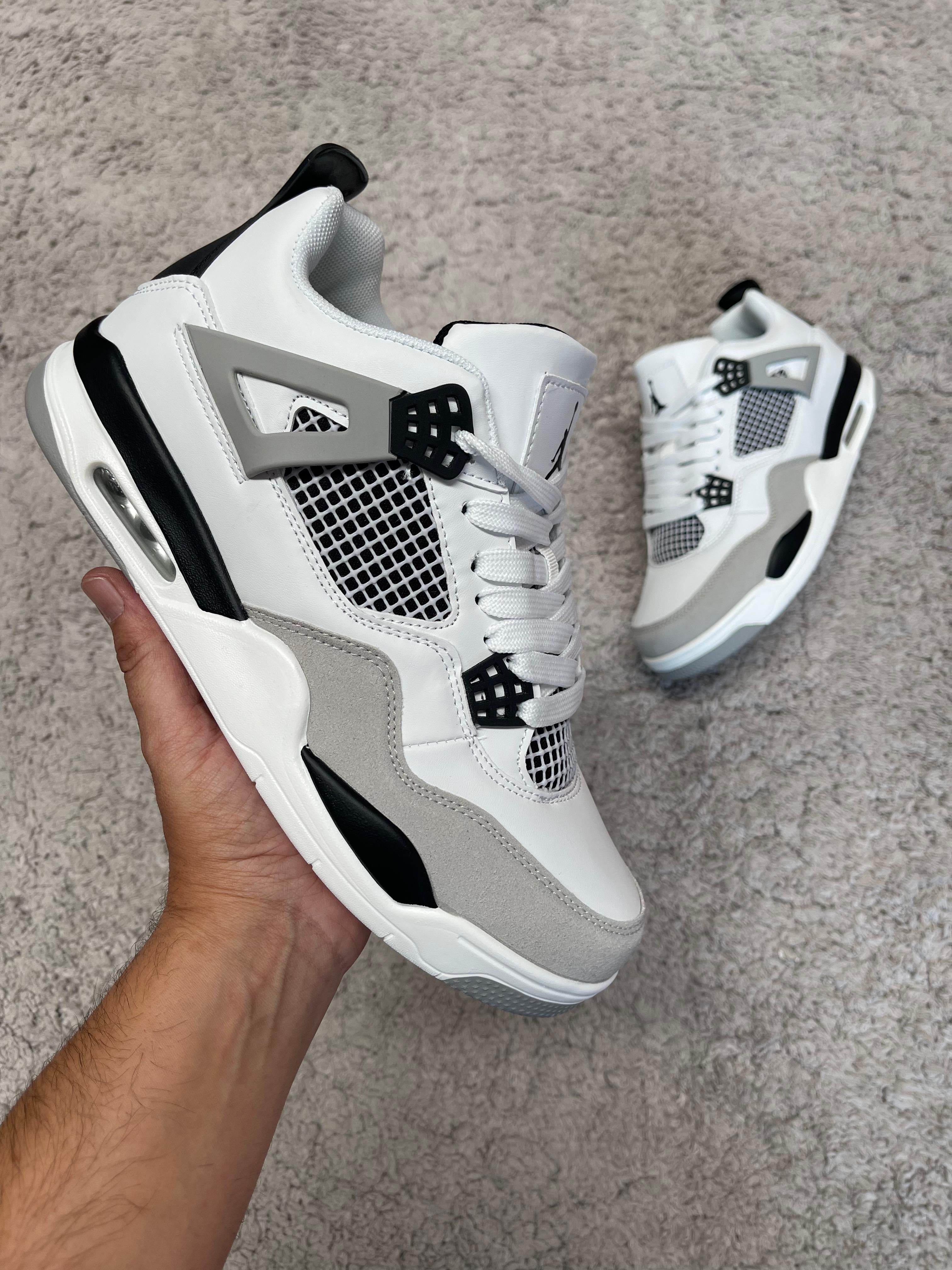 Jordan retro 4 blancas/negras "Baja calidad"
