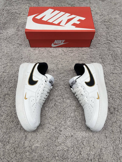 Air Force 1 Blancas logo negro oro