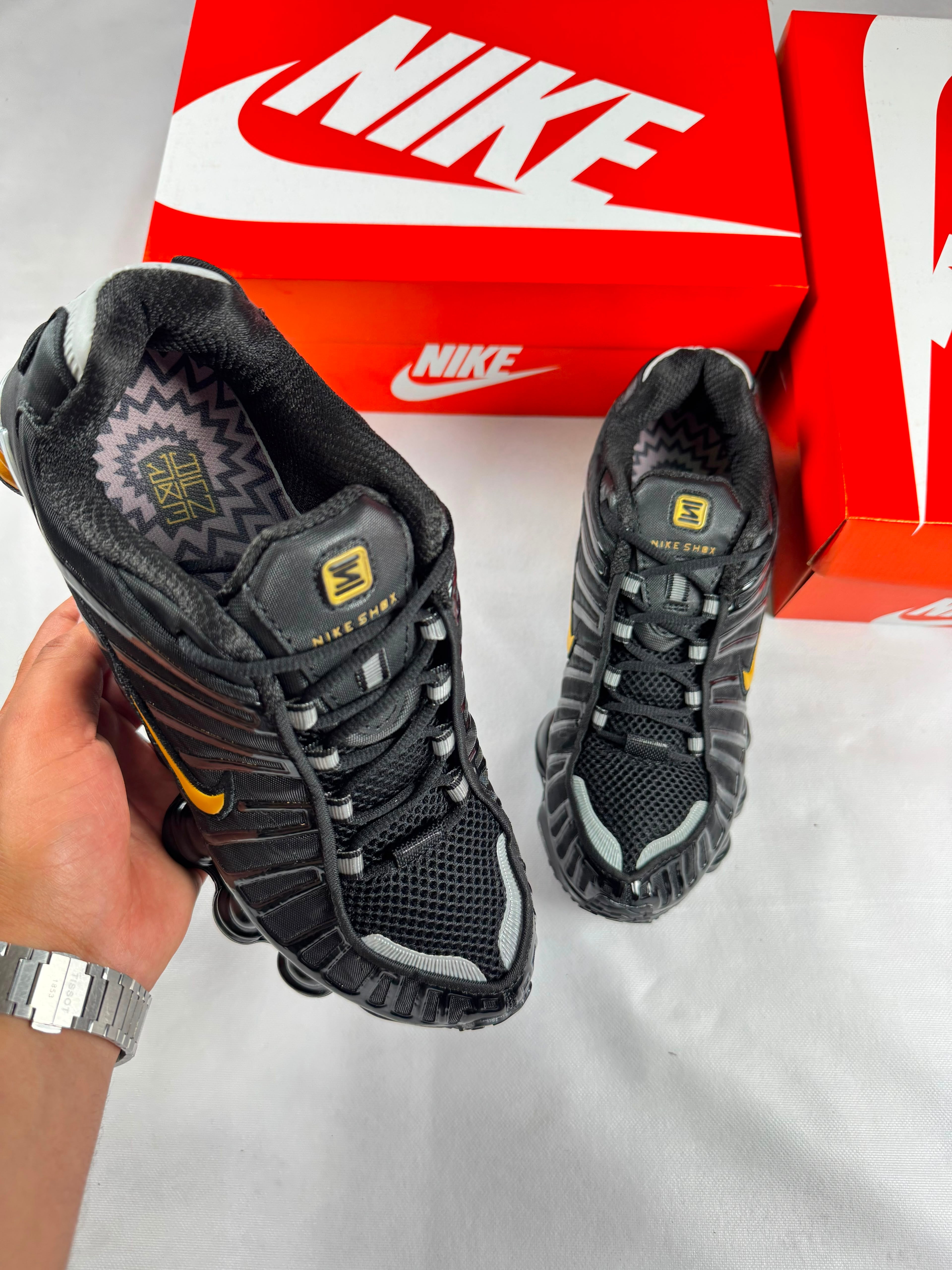 Zapatillas Nike shox negras y dorado (alta gama)