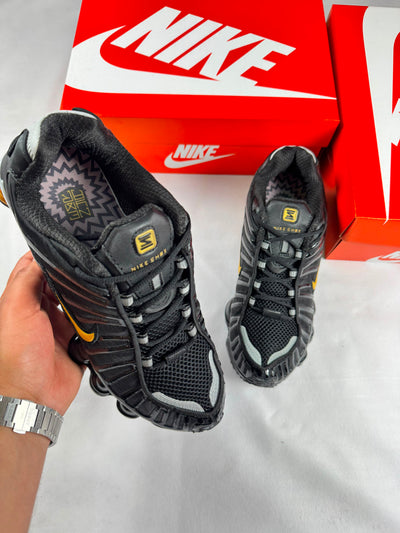 Zapatillas Nike shox negras y dorado (alta gama)