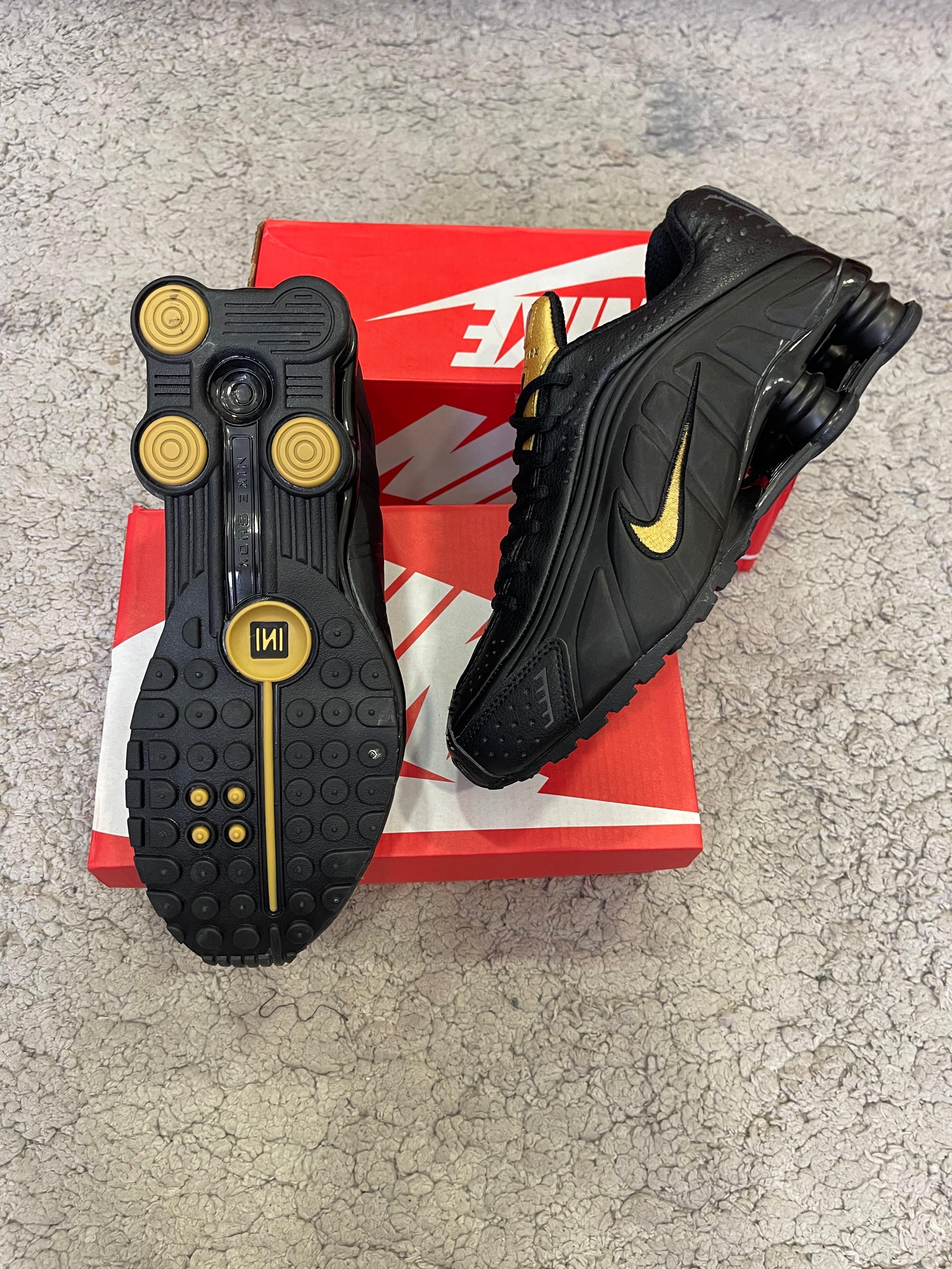 NIKE SHOX TL R4 NEGRA ORO