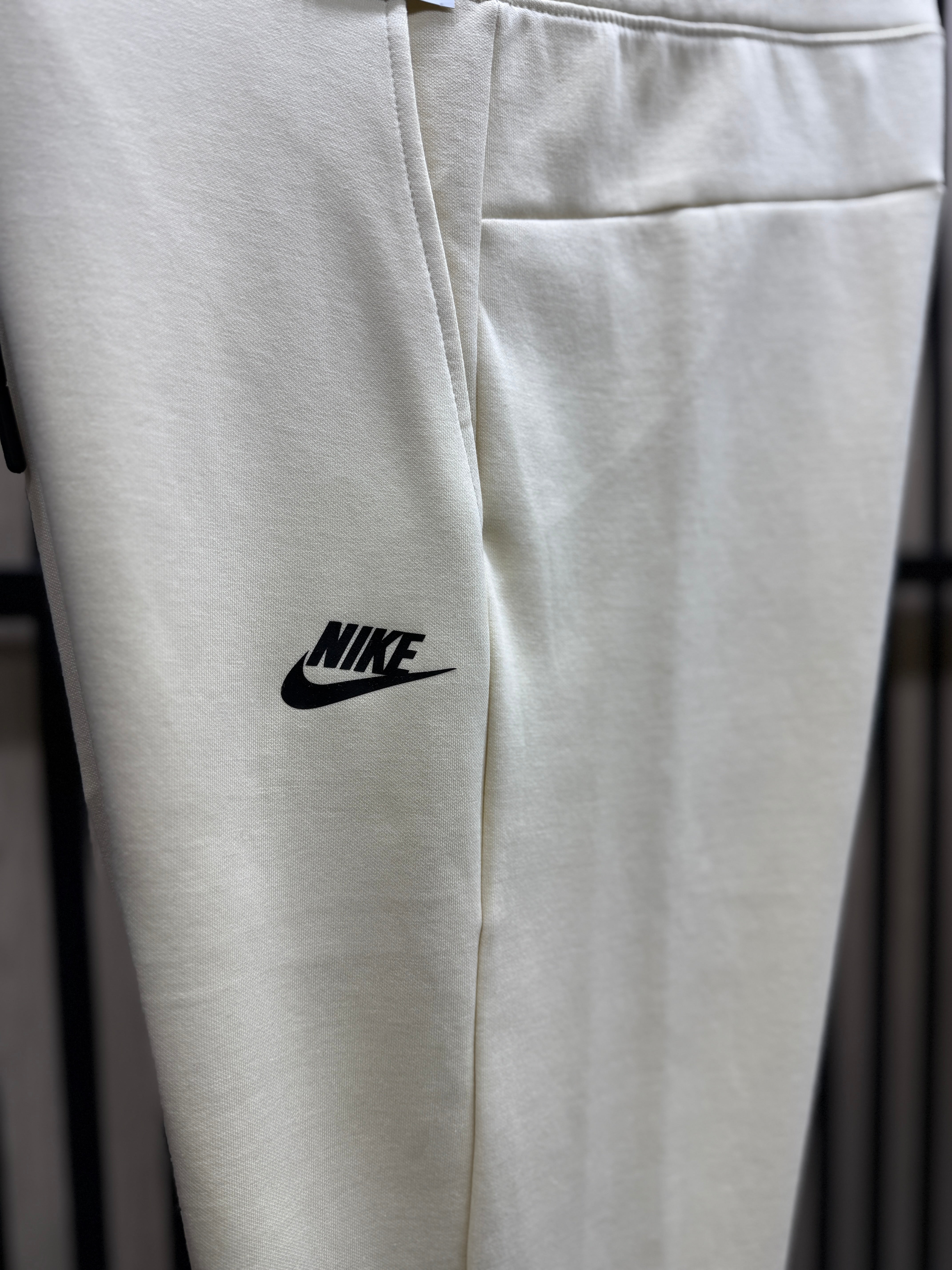 Chandal Nike Tech ( Crema )