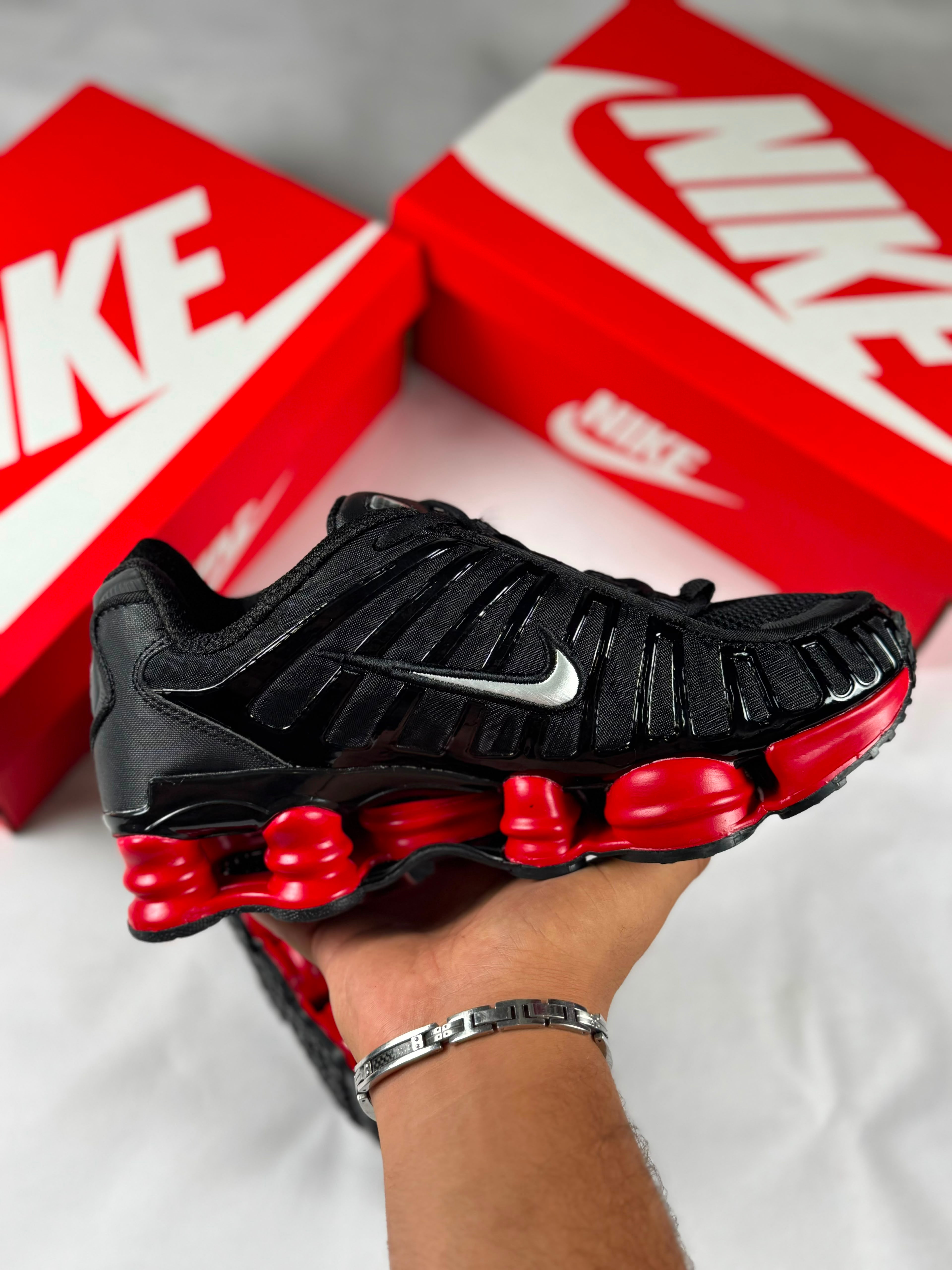 NIKE SHOX NEGRA Y ROJO