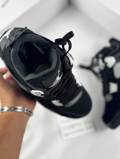 JORDAN RETRO 4 Blanco y negro