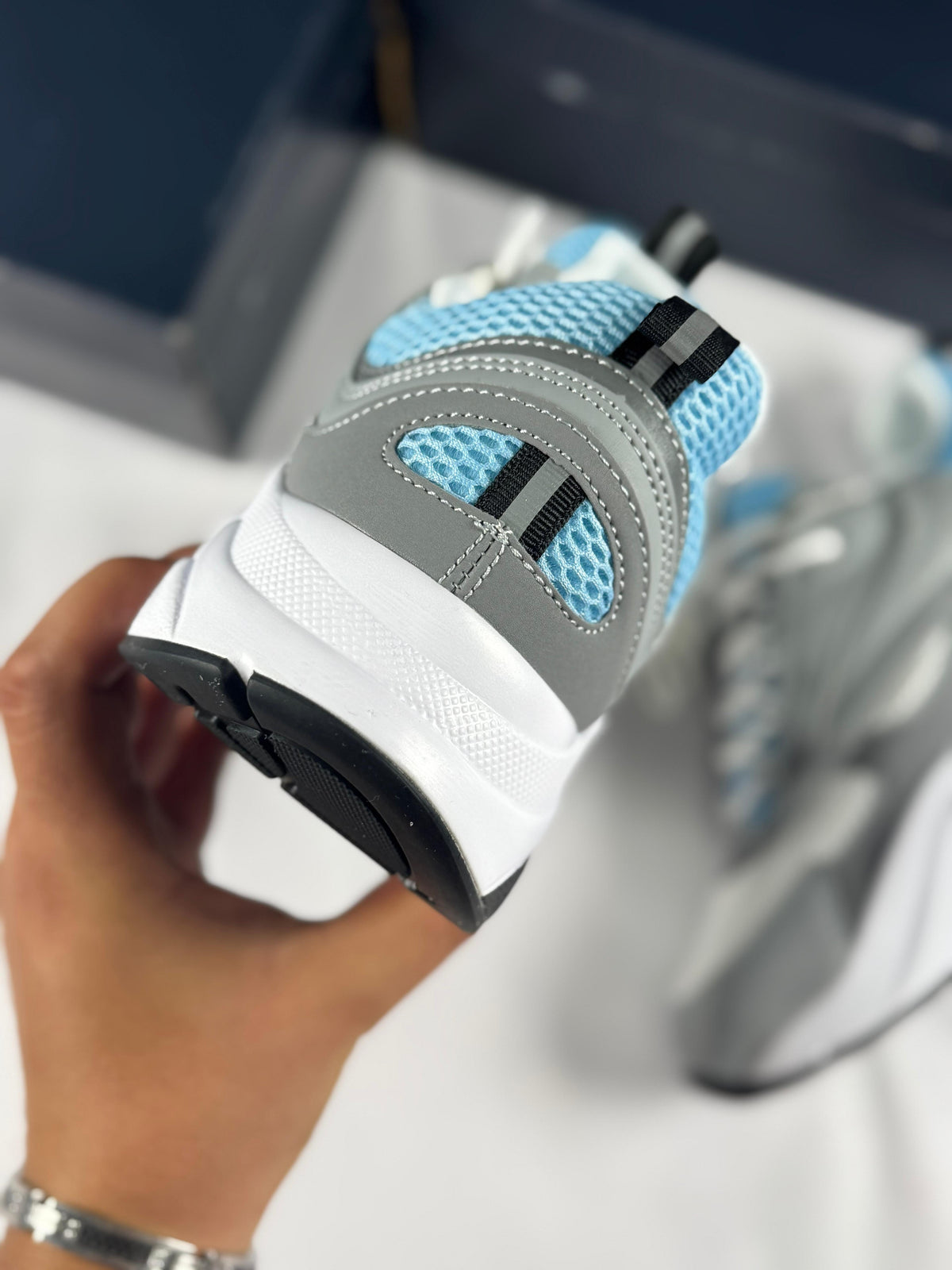 Dior B22 azul con blanco